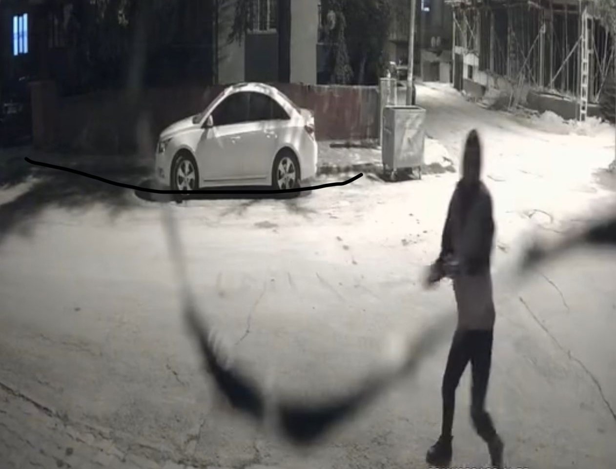 Depoya yapılan taşlı saldırı kameraya yansıdı