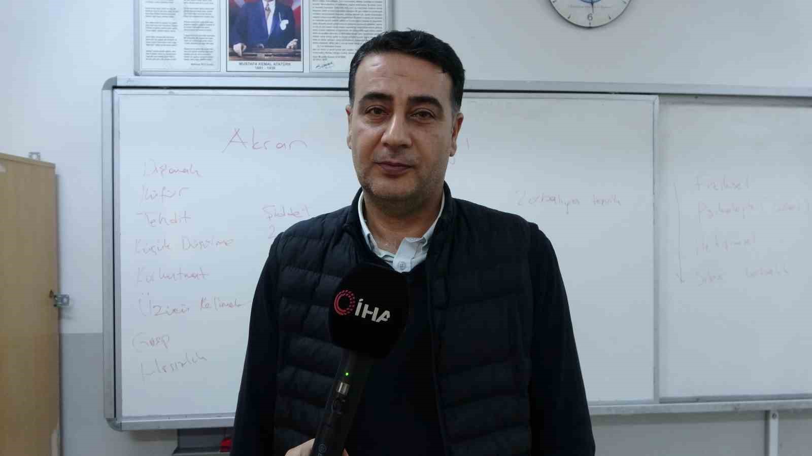 Depremlerde iki kardeşini kaybeden acılı öğretmen adaletin tecelli etmesini bekliyor