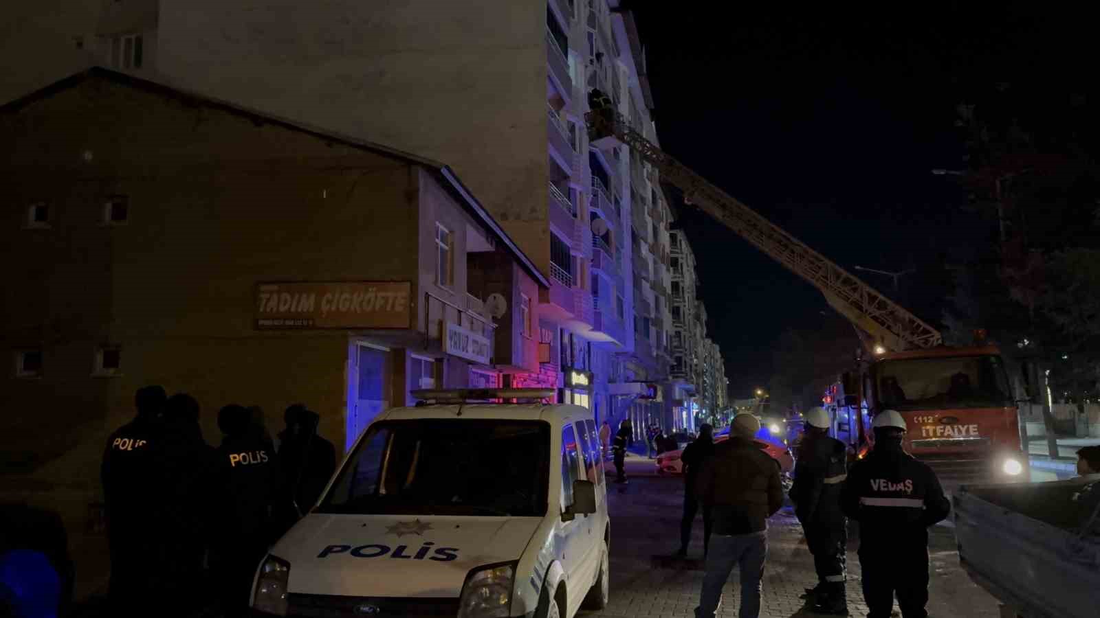 Tatvan’da korkutan çatı yangını