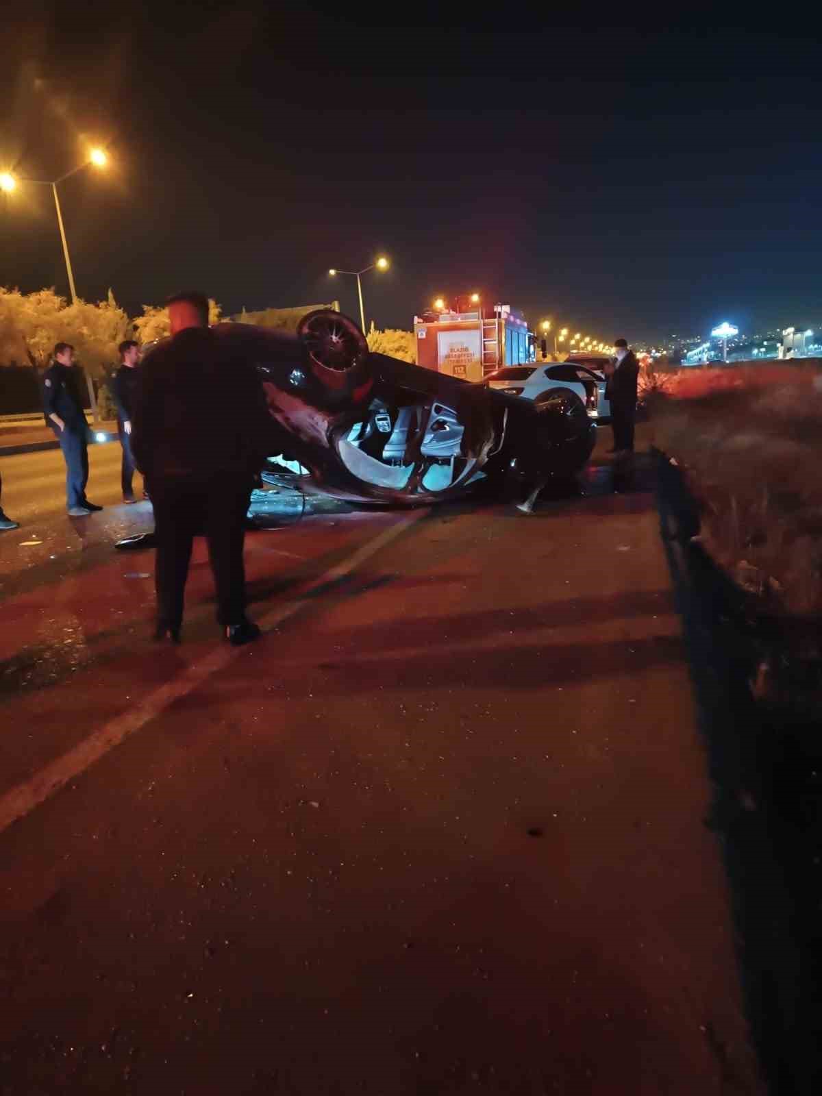 Elazığ’da refüje çarpan araç takla attı: 1 Yaralı