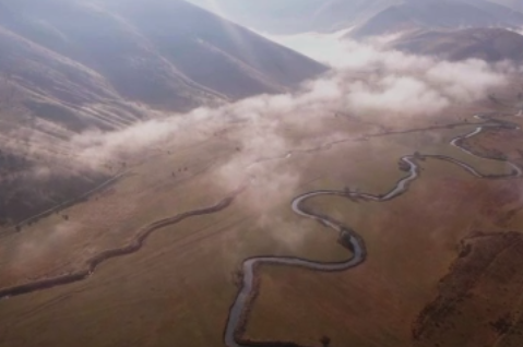 Güzeldere Menderesleri’nin sisler arasındaki manzarası hayranlık uyandırıyor