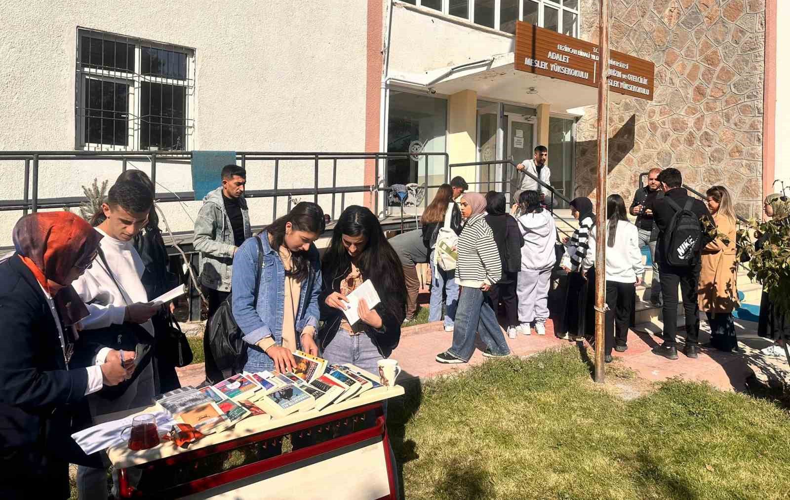 Güneşli havada kitap okuma etkinliği