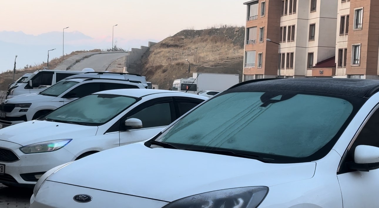 Hakkari’de  araçların camları buz tuttu