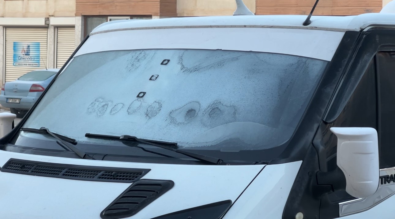 Hakkari’de soğuk hava araçların camını dondurdu