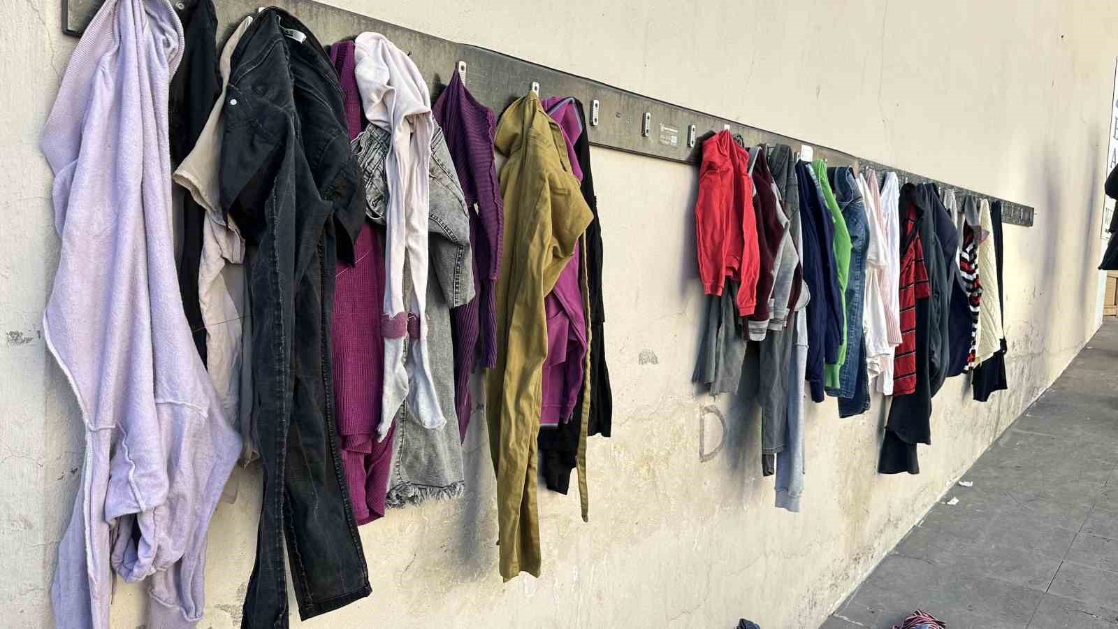 Hakkari’de yapılan  askıda giysi uygulaması 5 yıldır sürüyor