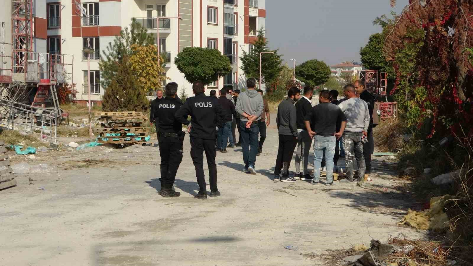 Hasarlı binada el bombası ile çok sayıda mermi bulundu