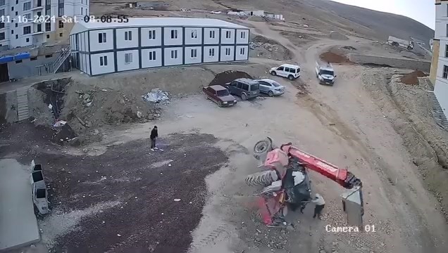 İş makinesinin devrilmesi sonucu  2 gencin hayatını kaybettiği feci kazanın görüntüleri ortaya çıktı