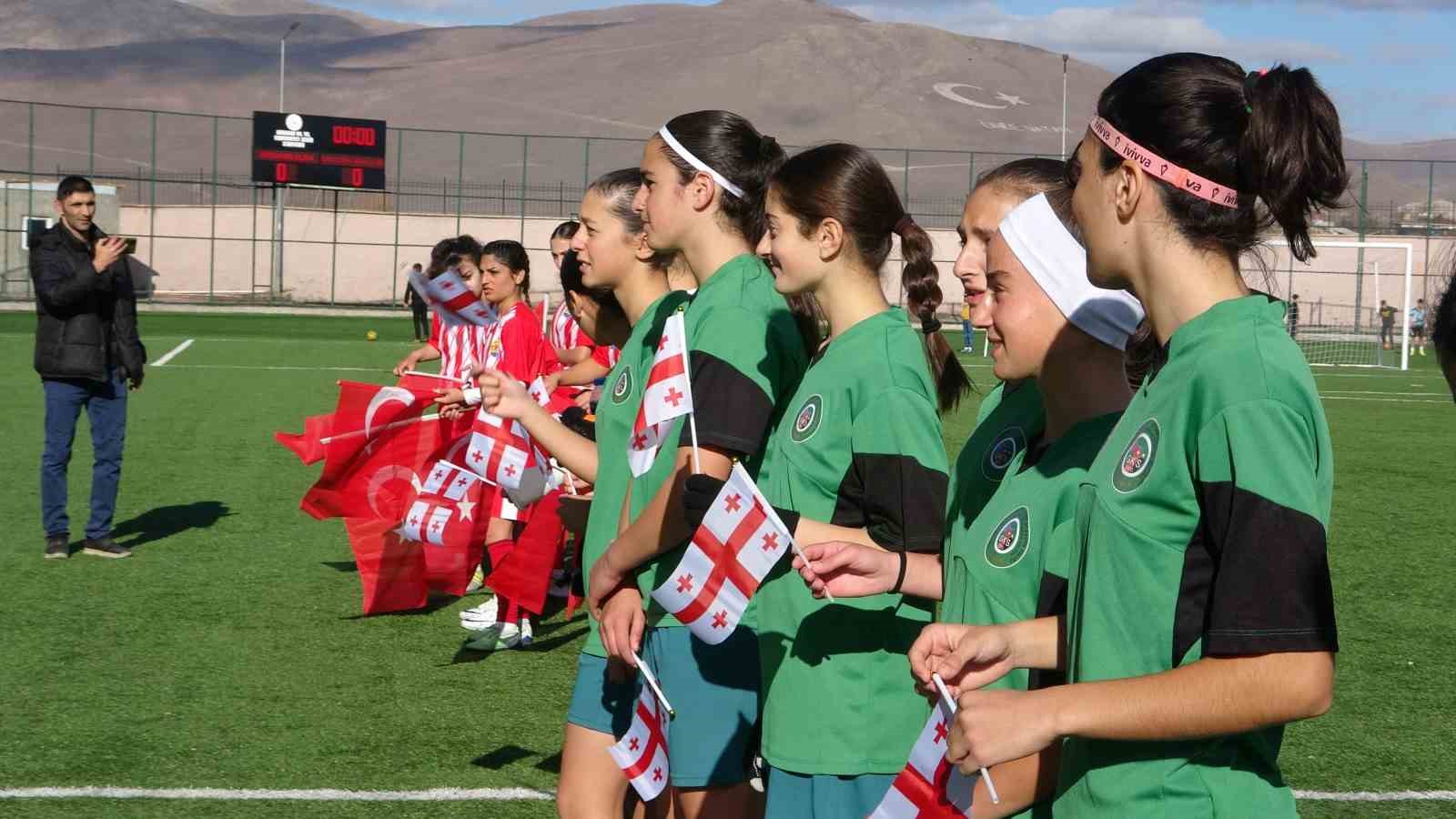 Kadın futbolunda dostluk maçı