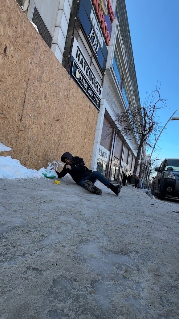 Kaldırımlar buz pistine döndü, düşen yayalar gülümsetti