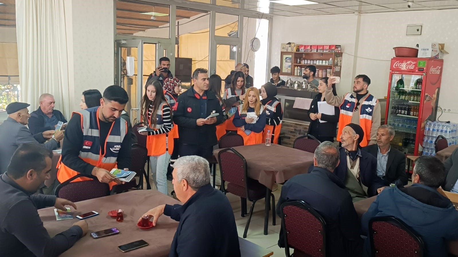 Kapı kapı dolaşarak vatandaşları afete karşı bilgilendiriyorlar