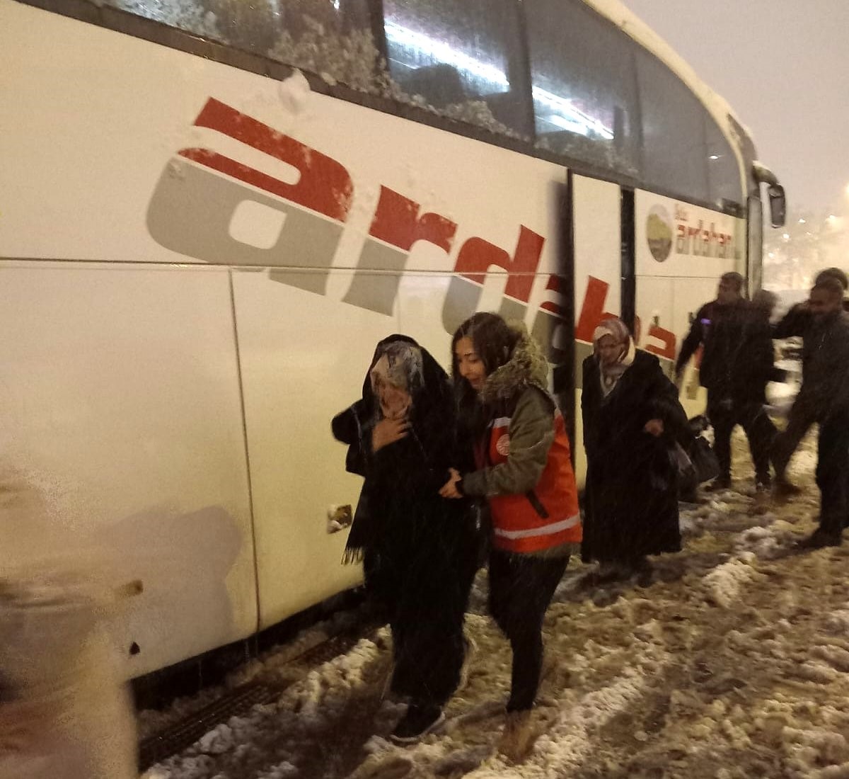 Kar ve tipide mahsur kalan yolcular için ekipler seferber oldu