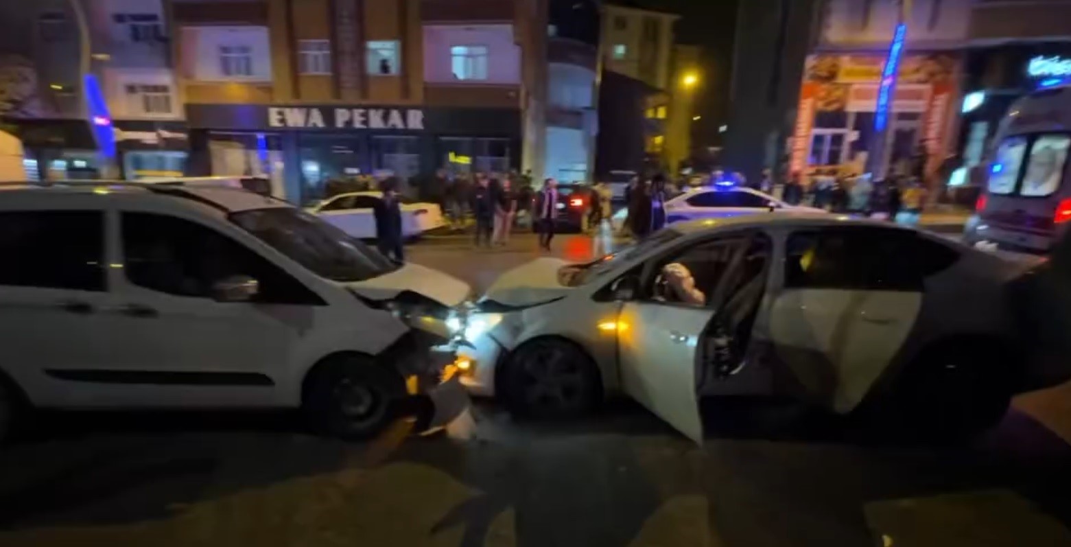 Kazaya karışan iki otomobil savrularak çevredeki araçlara çarptı: 7 yaralı