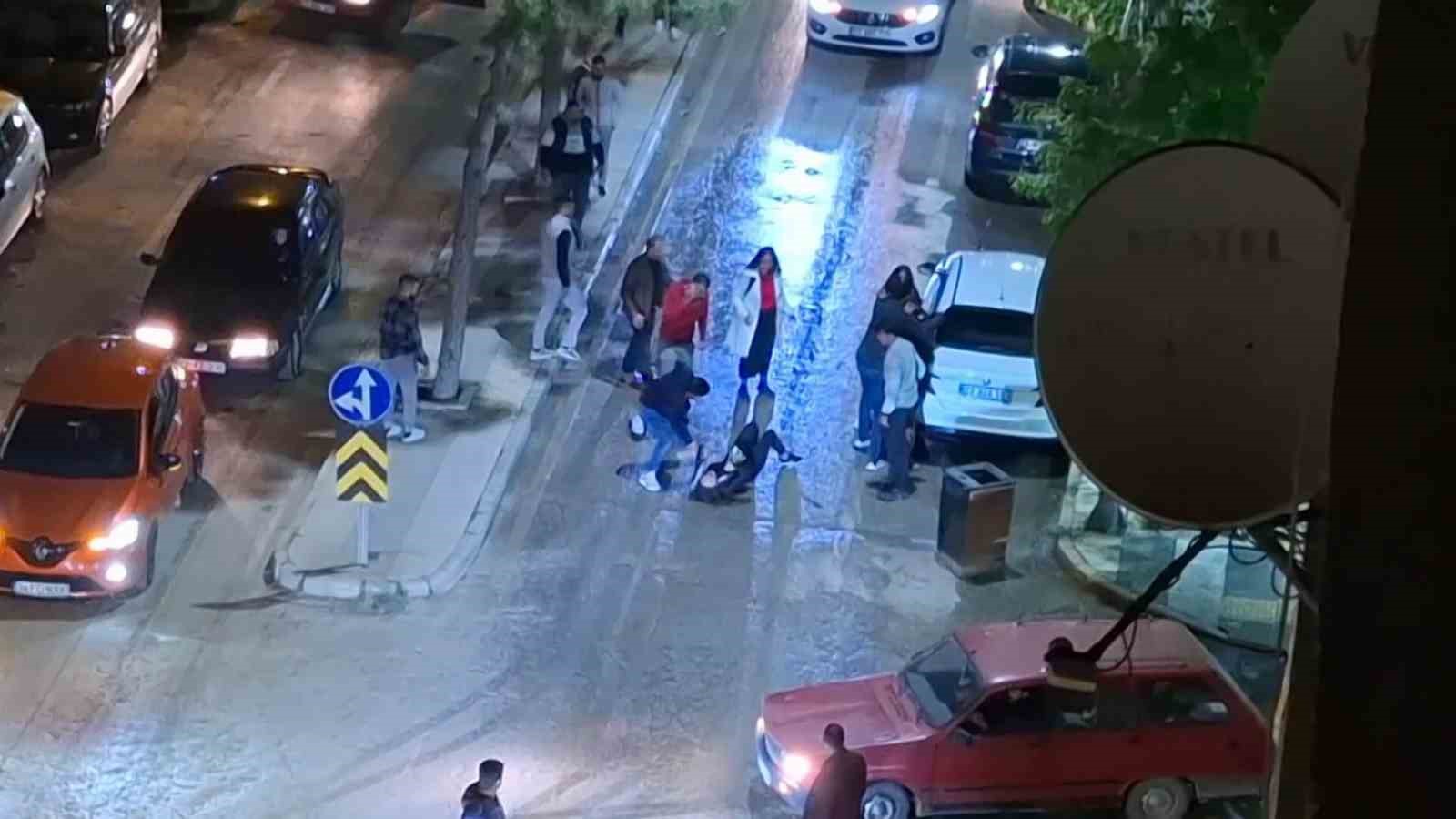 Kızlar arasında çıkan kavgayı  erkekler bile ayıramadı