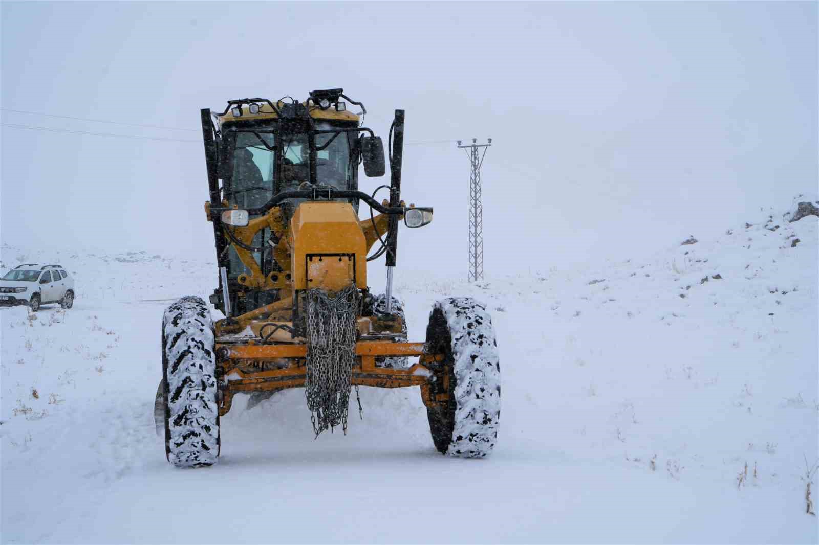 Köy yollarını açmak için seferber oldular
