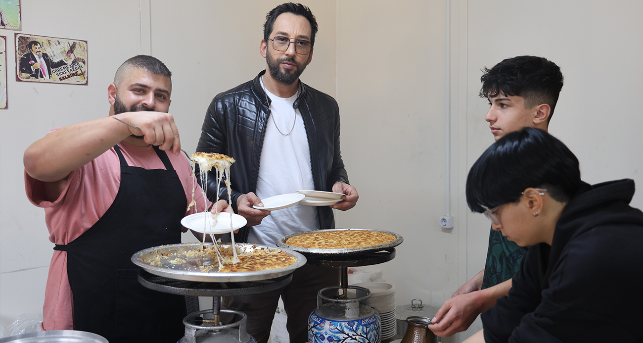 Takipçisi artınca vatandaşlara künefe dağıttı