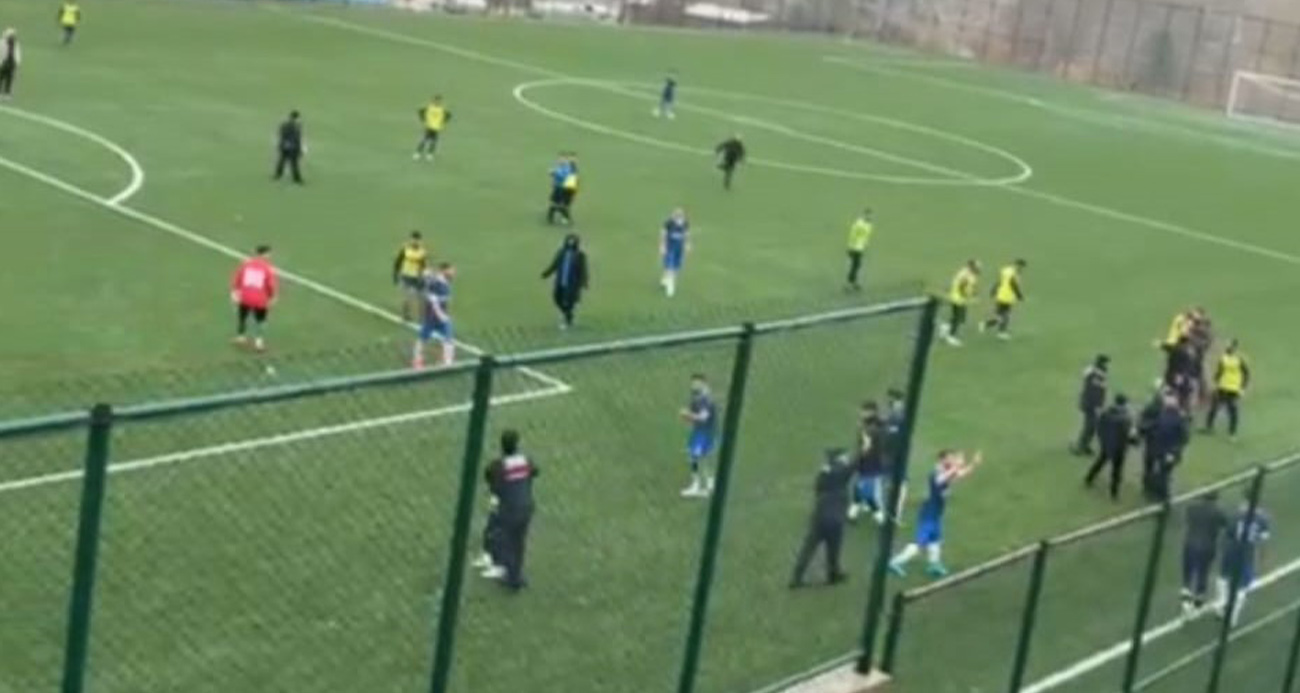 Amatör maçta saha karıştı: Taşlı saldırı sonucu futbolcular yaralandı