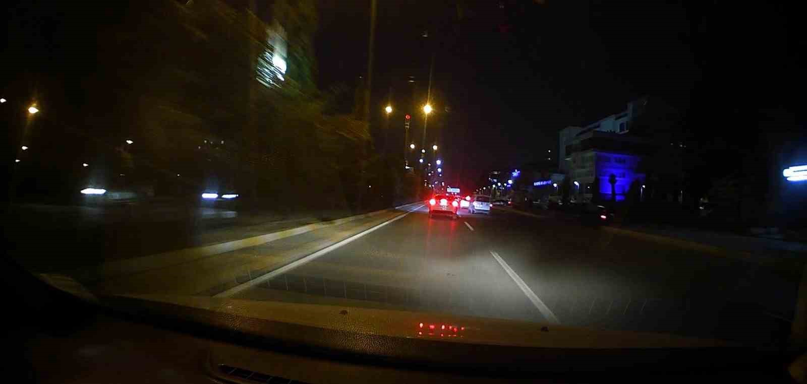 Makas atarak ilerleyen sürücü kameralara yansıdı