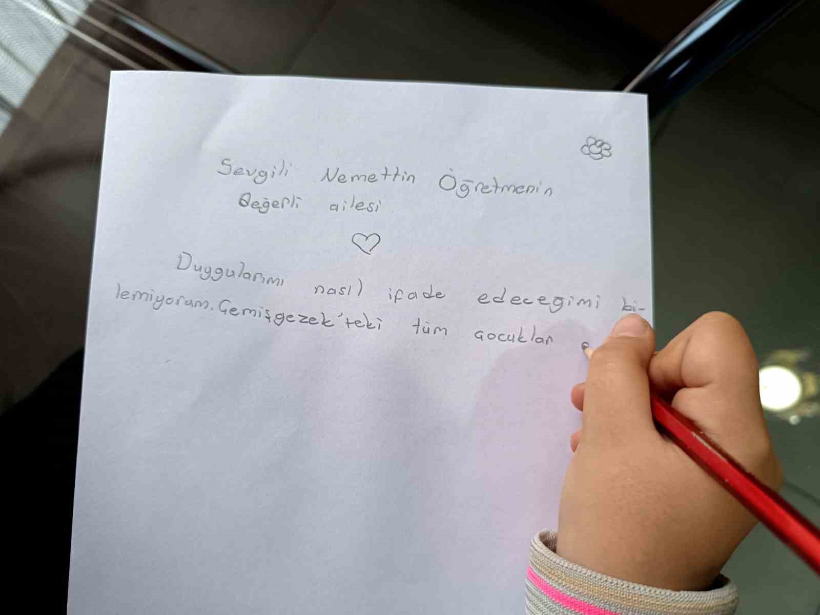 Minik öğrencilerden duygulandıran mektup: Şehit öğretmenlerini unutmadılar