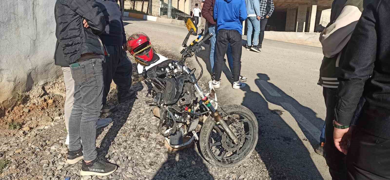 Motosikletle  otomobil çarpıştı 1 yaralı