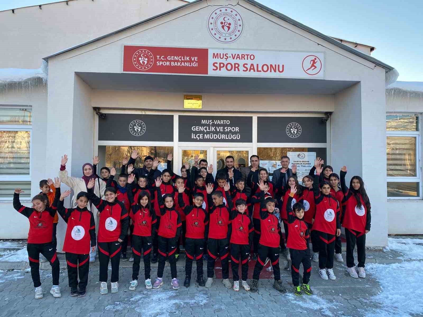 Muş’ta  sporculara kıyafet desteği