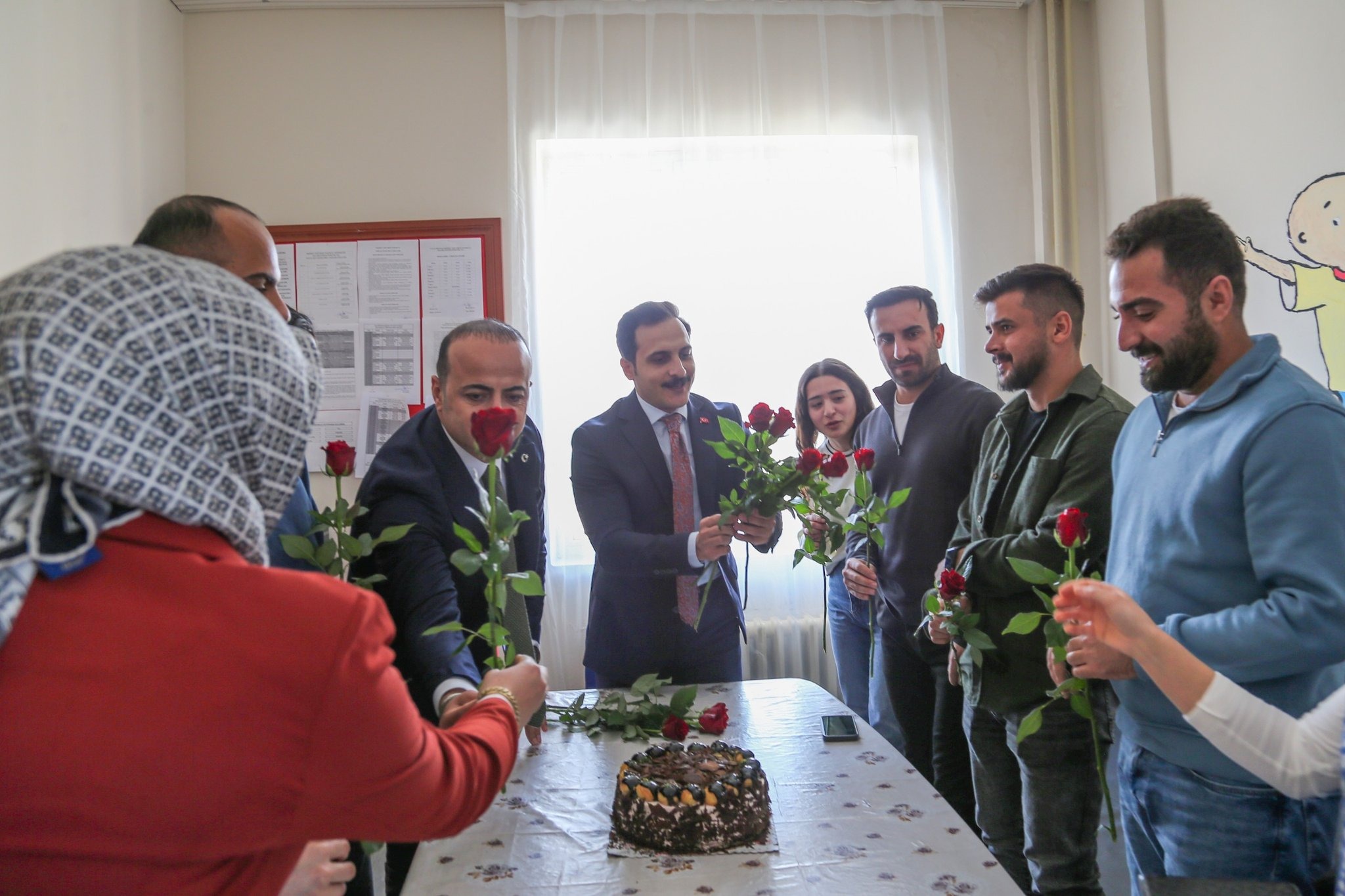 Gürpınar’da öğretmenlere karanfil hediye edildi