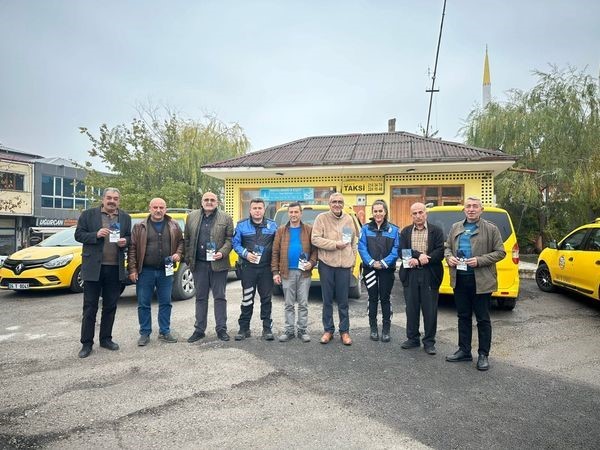 Polislerden  taksi şoförlerine bilgilendirme