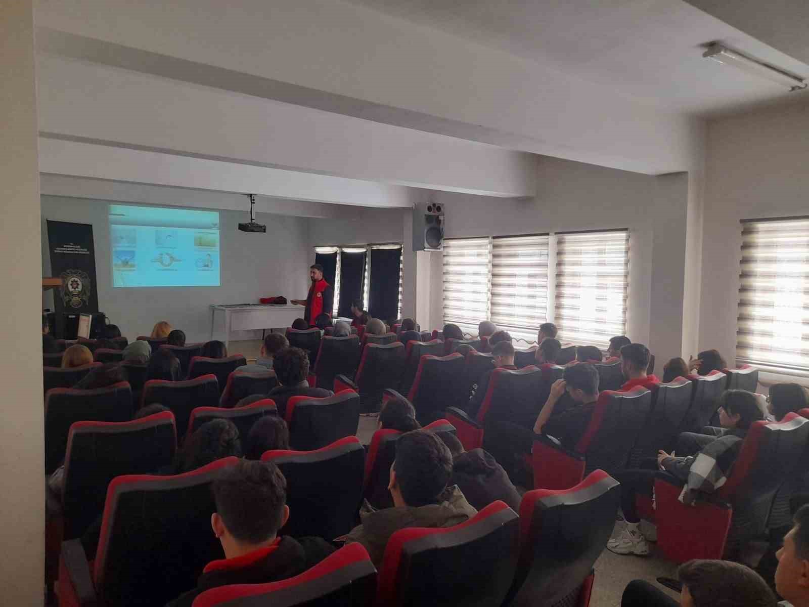 Polisten öğrencilere bigilendirme