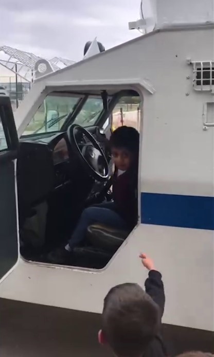 Polisten öğrencilere shortland sürprizi