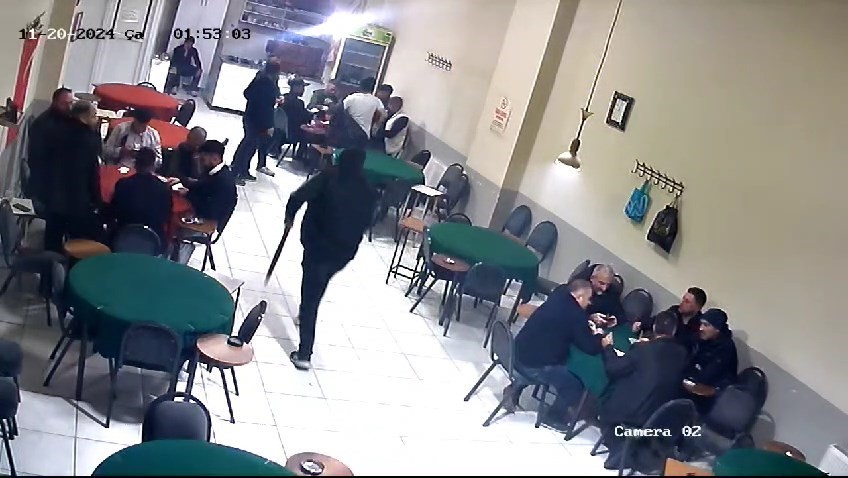 Pompalı tüfekle saldırıya uğradı, o anlar kameraya yansıdı