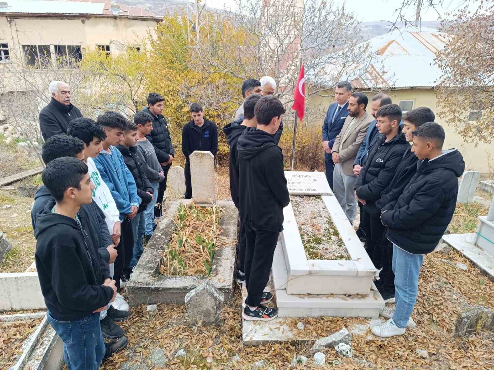 Şehit öğretmen, kabri başında anıldı