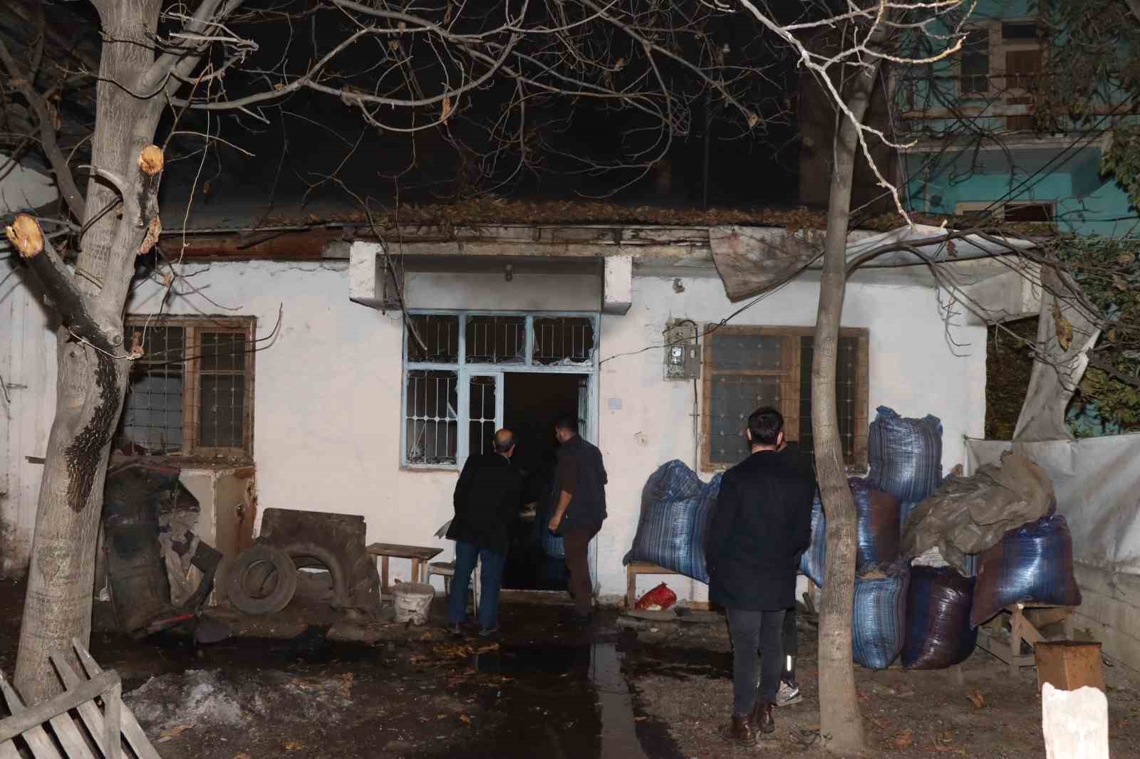 Tespih atölyesinde yangın: 1 itfaiye eri yaralandı