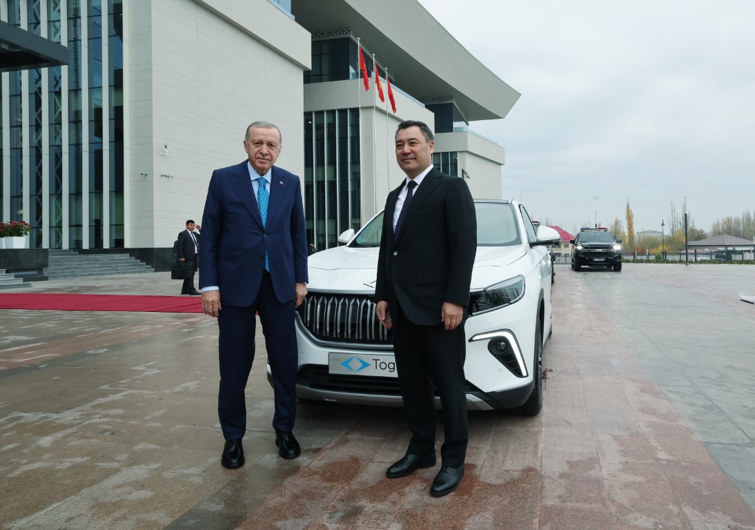 Cumhurbaşkanı Erdoğan, Caparov’a Togg hediye etti