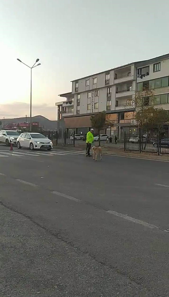Trafik polisinden yürek ısıtan davranış