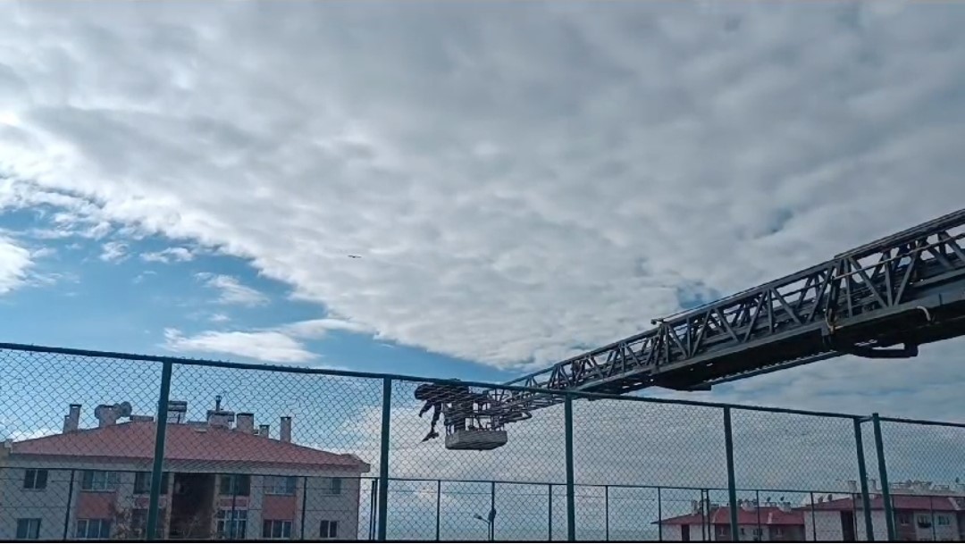 Van’da halı sahanın ağlarına takılan kargayı kurtarma operasyonu