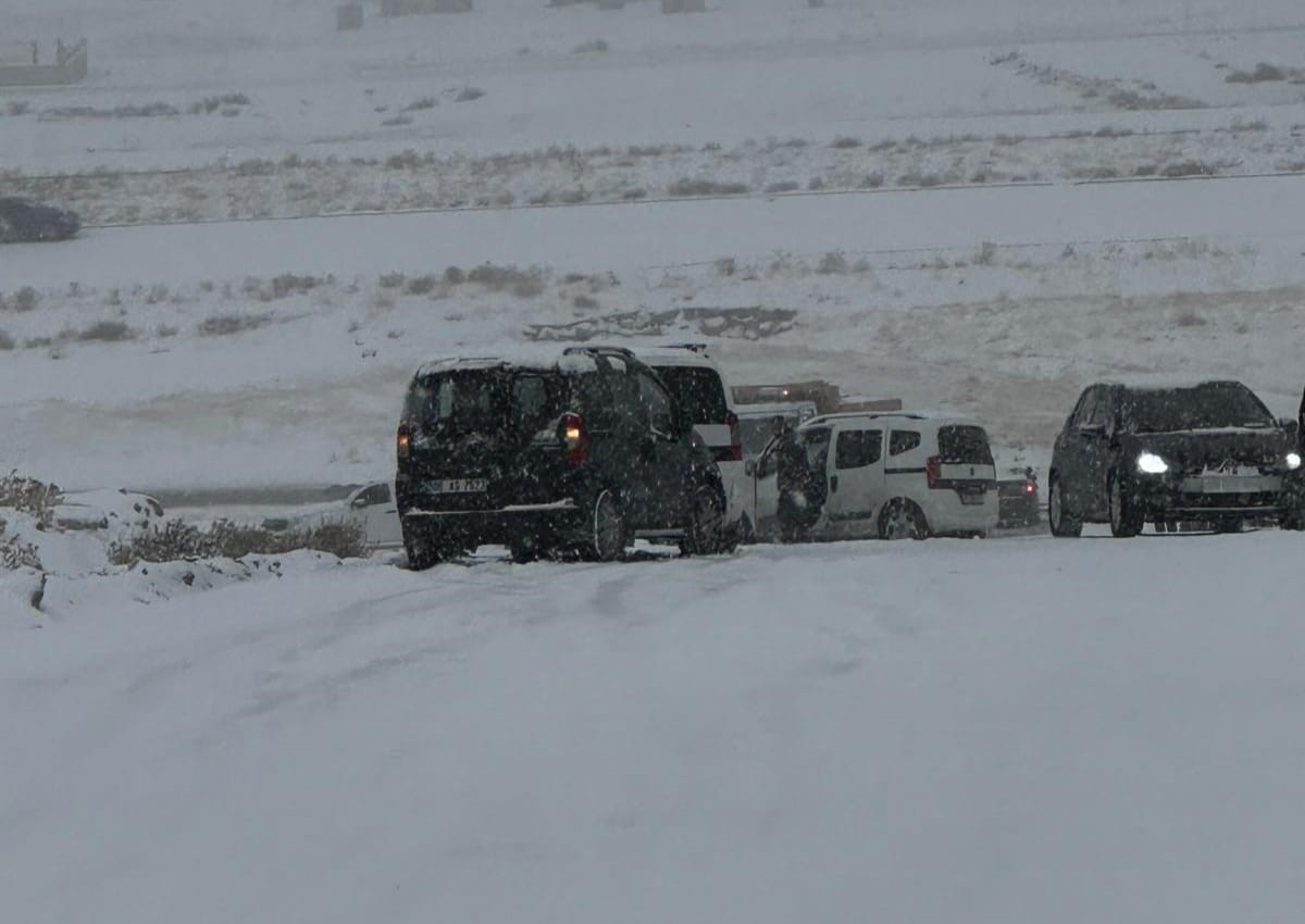 Van’da kar ve buz, yolları tehlikeli hale getirdi