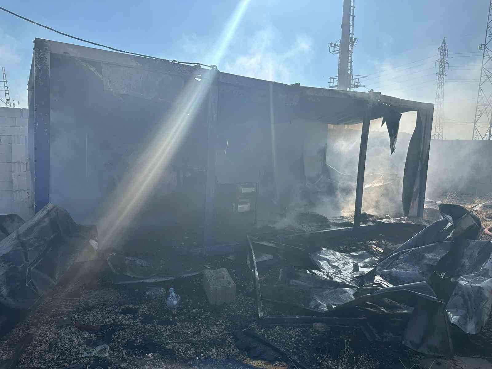 Van’da korkutan konteyner yangını