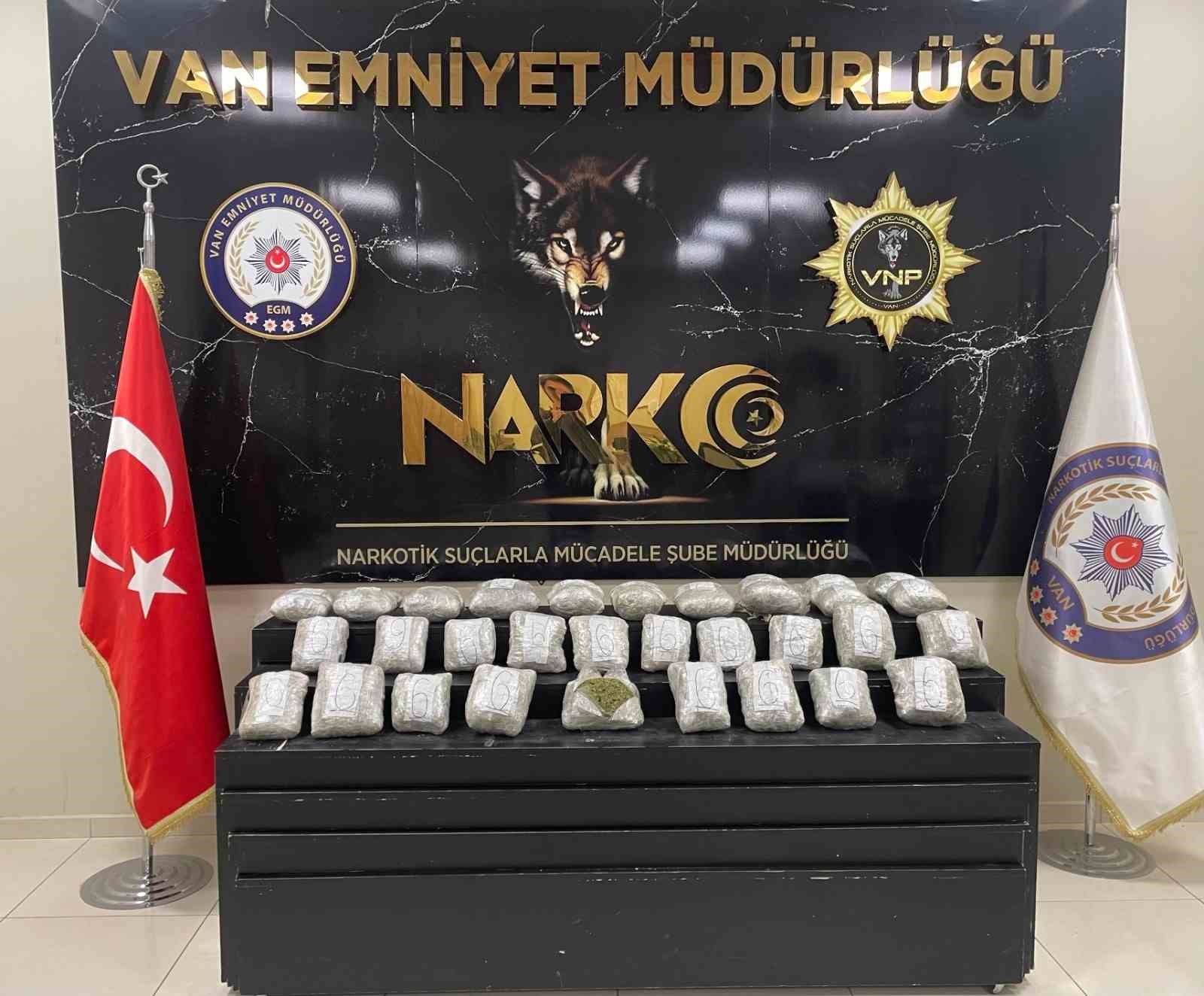 Van’da metruk binada yapılan operasyonda 12 kilo 900 gram esrar ele geçirildi