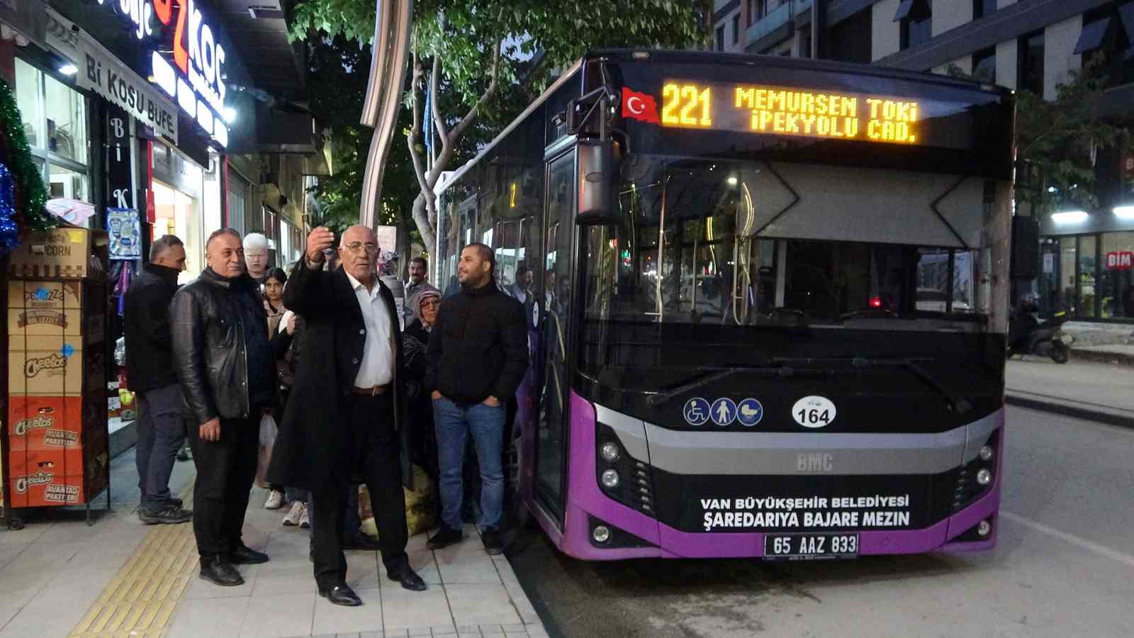 Van’da  yetersiz otobüs seferlerine tepki!