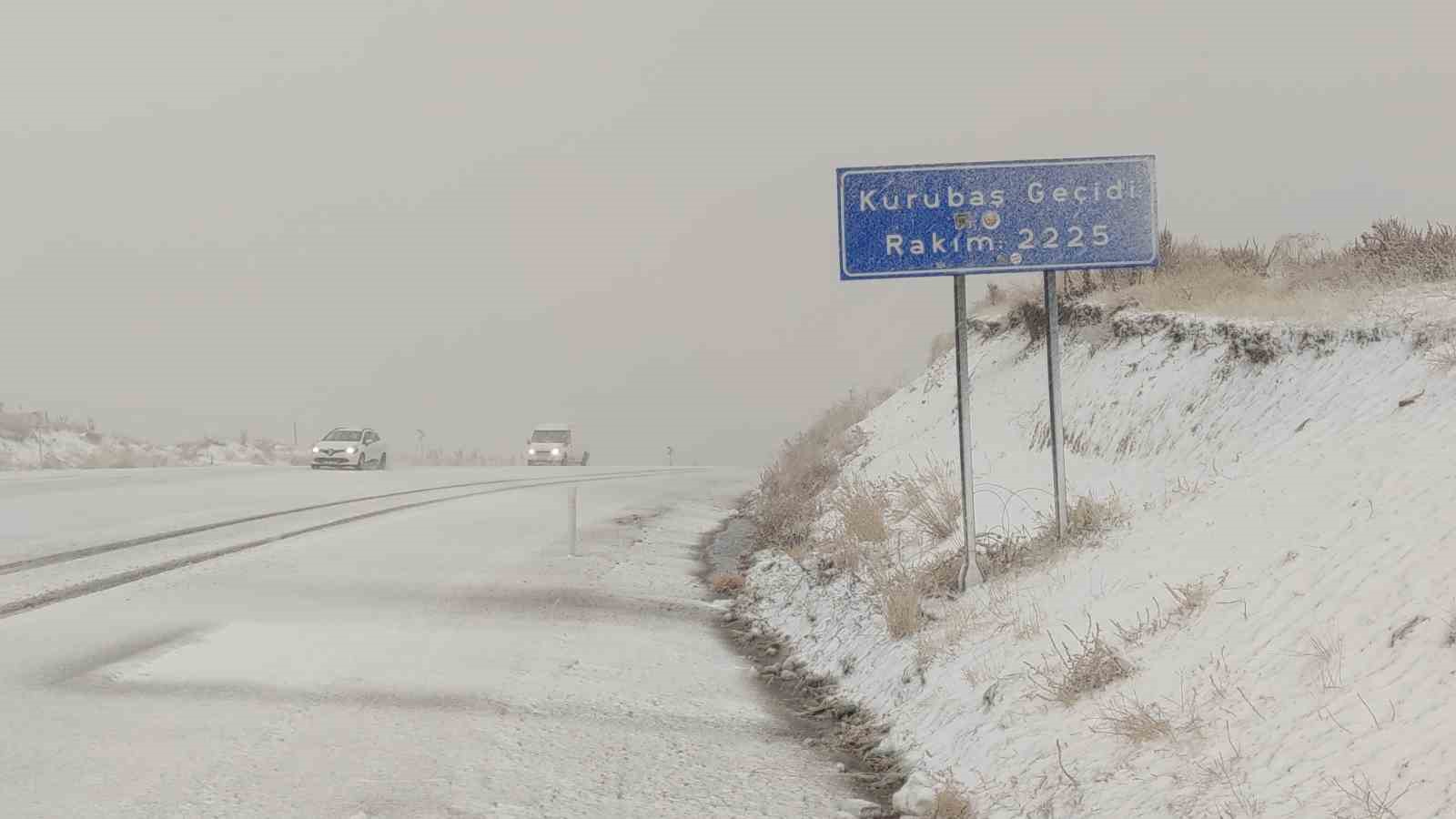 Van’ın yüksek kesimlerinde kar ve yoğun sis etkili oldu