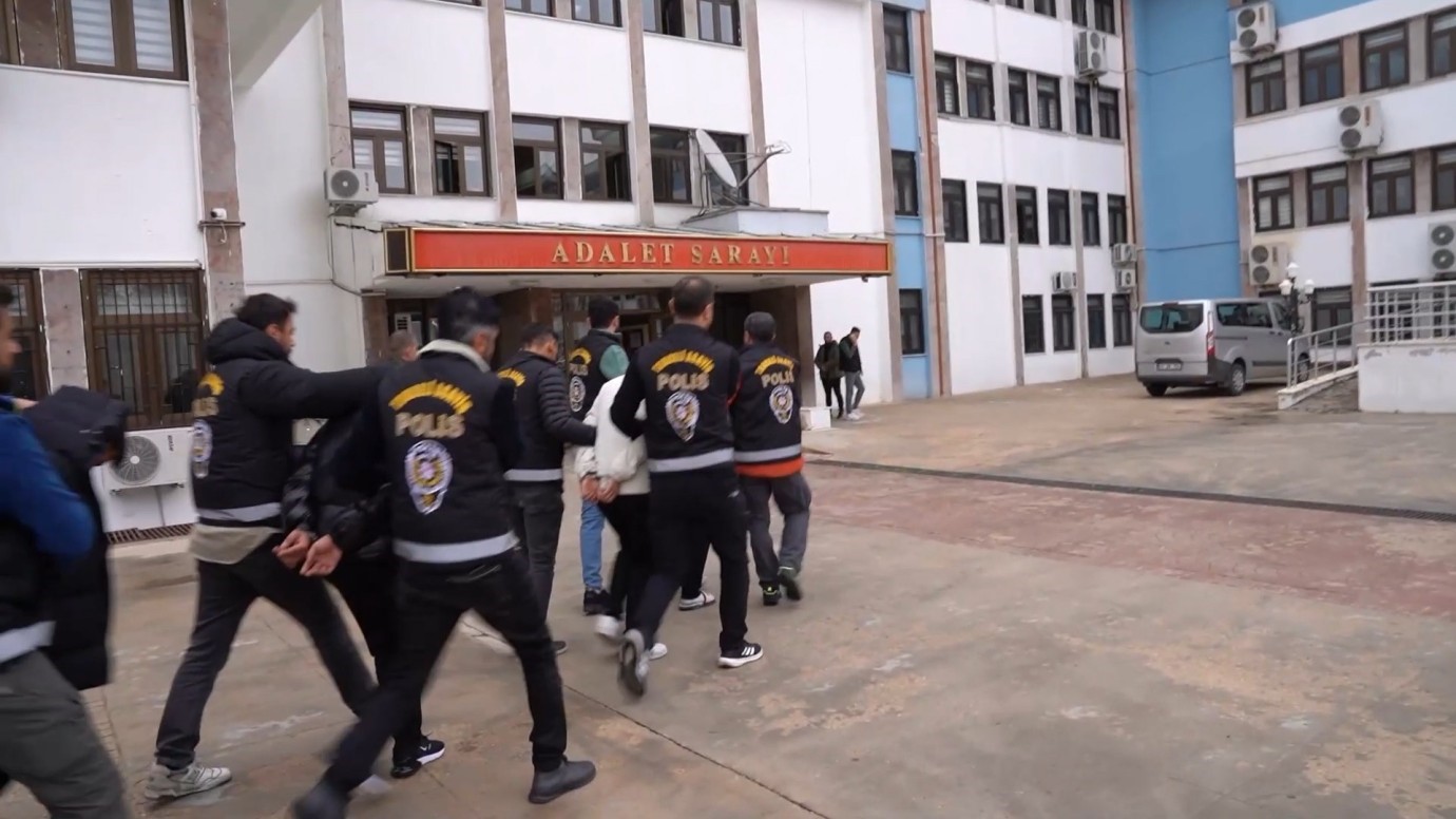 Vatandaşları dolandıran 8 kişiye gözaltı