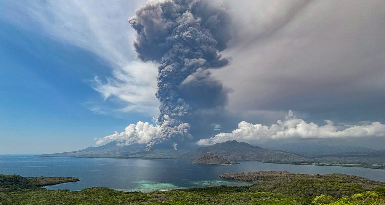 Endonezya’da yanardağ patladı