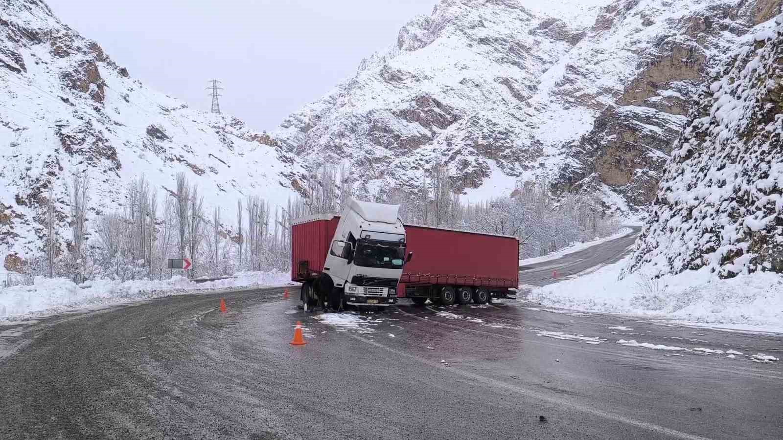 Yollarda oluşan kar ve buzlanma kazalara davetiye çıkarıyor