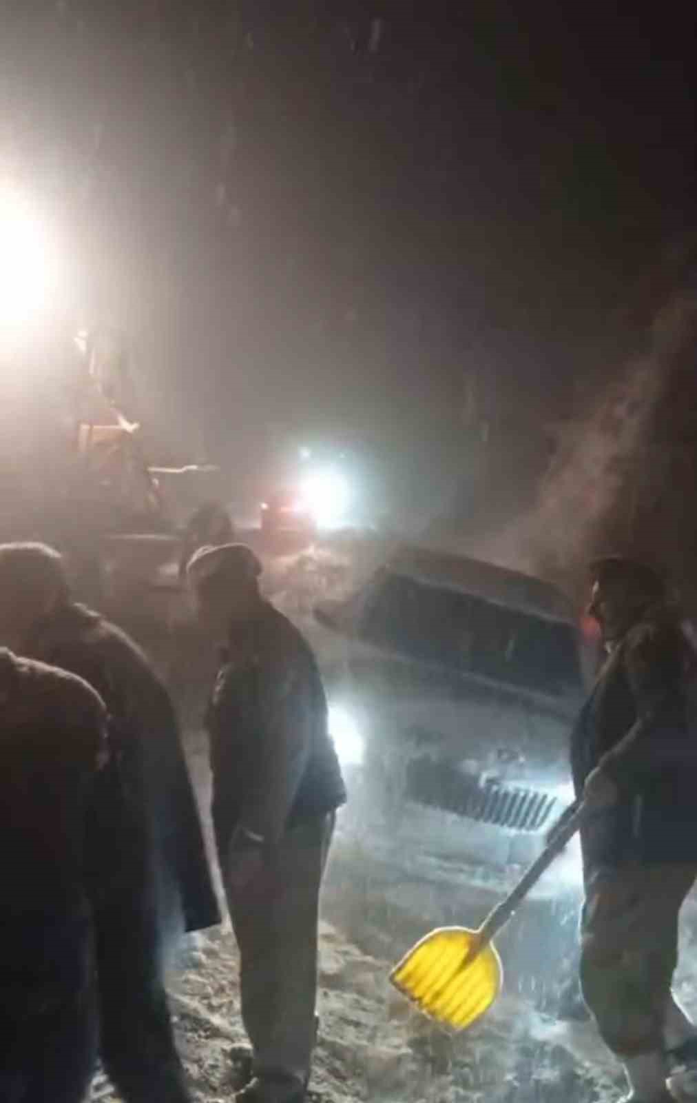 Yüksekova’da kar yağışından dolayı  araçlar yolda mahsur kaldı