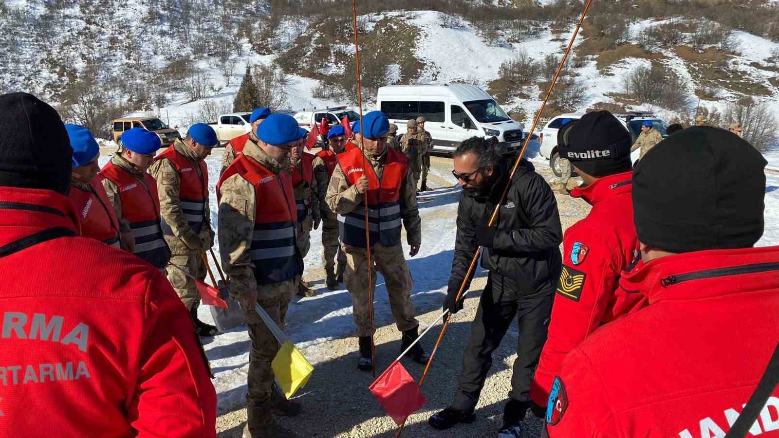 Tunceli’de jandarmaya çığda arama kurtarma eğitimi verildi