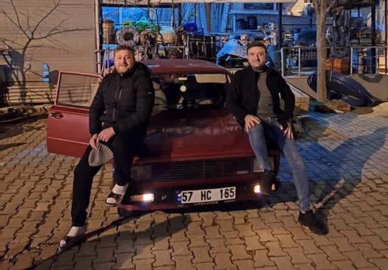 1993 model Serçe otomobil ile Almanya’ya 53 saatte ulaştılar