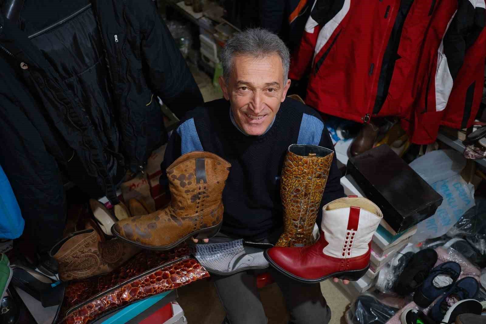 Asırlık ayakkabı koleksiyonuna gözü gibi bakıyor: