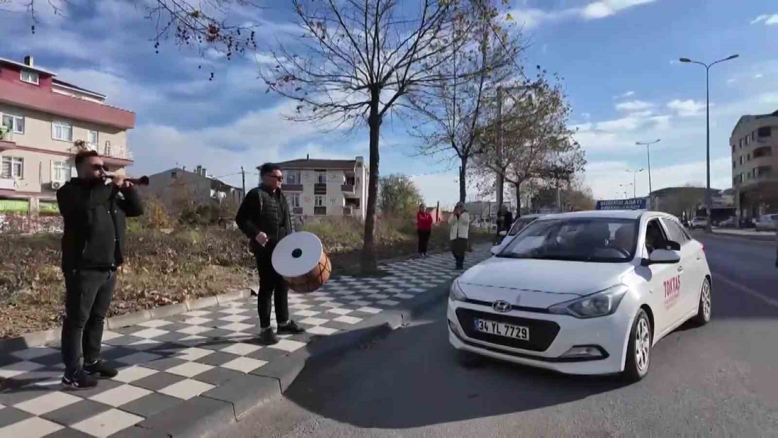 Ehliyet sınavını geçen kadına davullu zurnalı kutlama