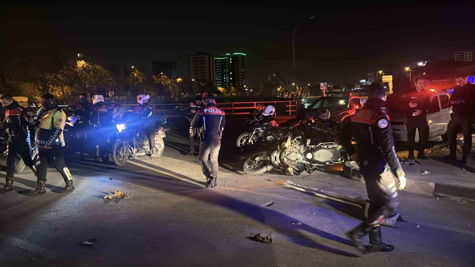 ’Dur’ ihtarına uymayan aracı kovalayan polis ekibi kaza yaptı: 2 yaralı