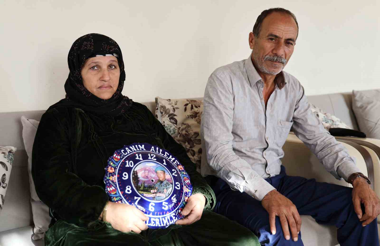 Adana’da yaşayan aile Suriye’de tutuklu olan oğullarından gelecek haberi bekliyorlar