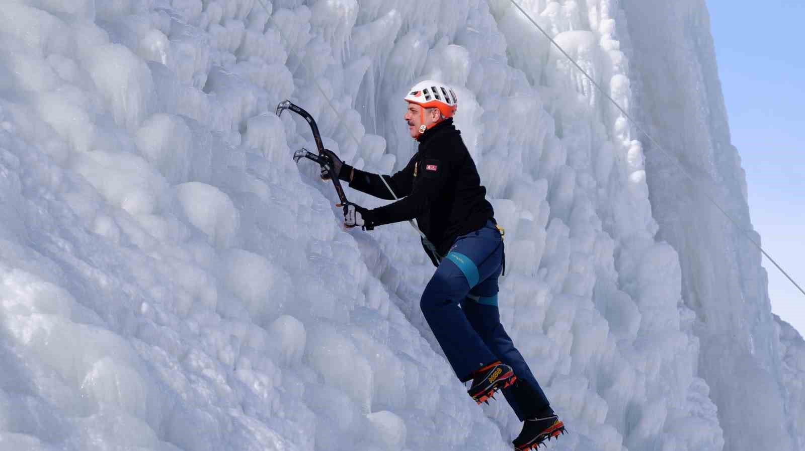 Vali, buz duvarına tırmandı